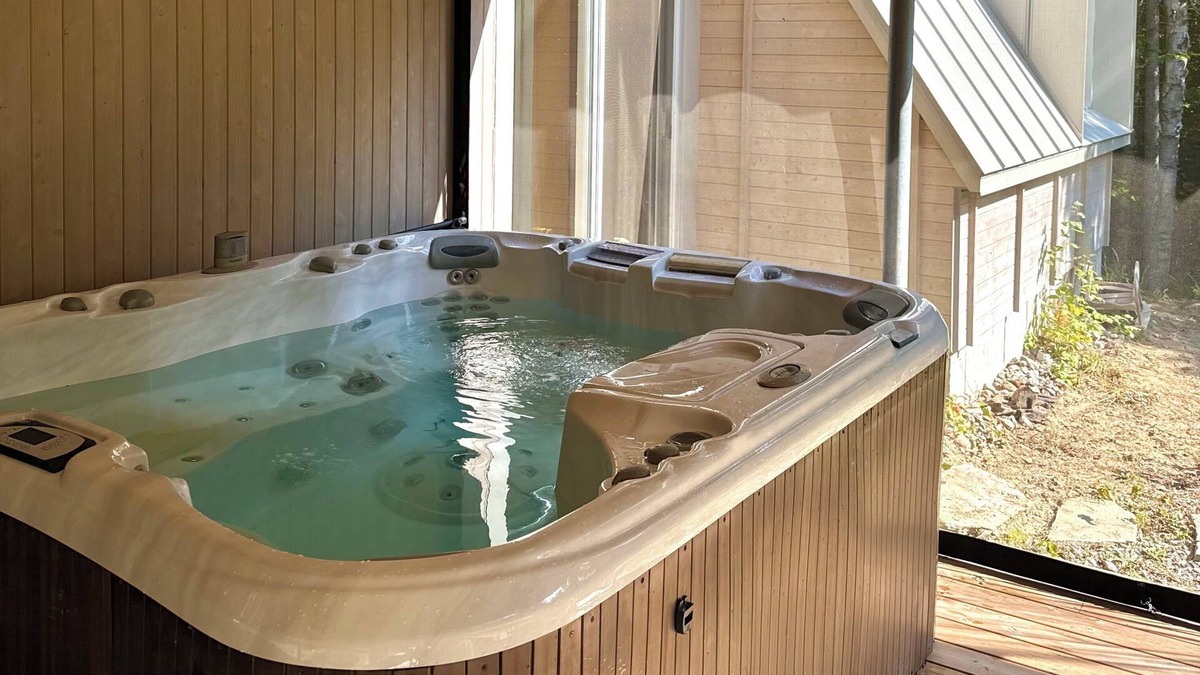 Rawdon Ski Chalet | Woodland Chalet Spa Sauna Trails & Lake Firepit