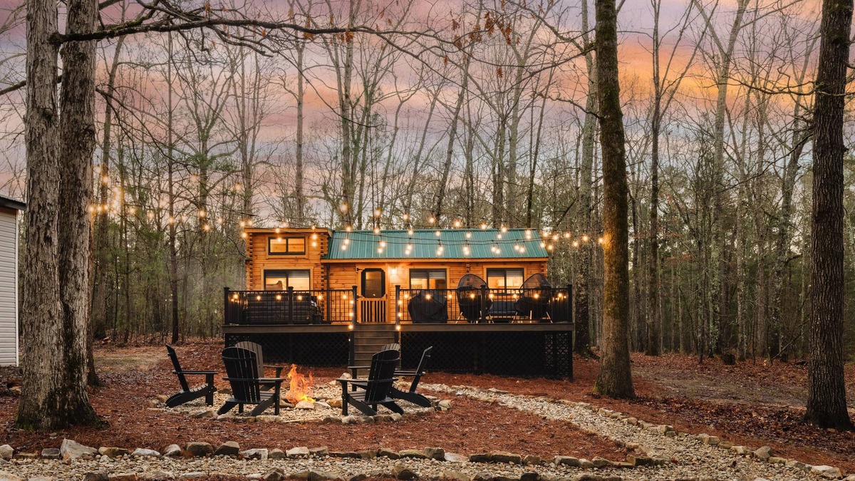 Forsyth Cabin | Woodland Chalet w/HOT TUB, Deck + Private Lake!