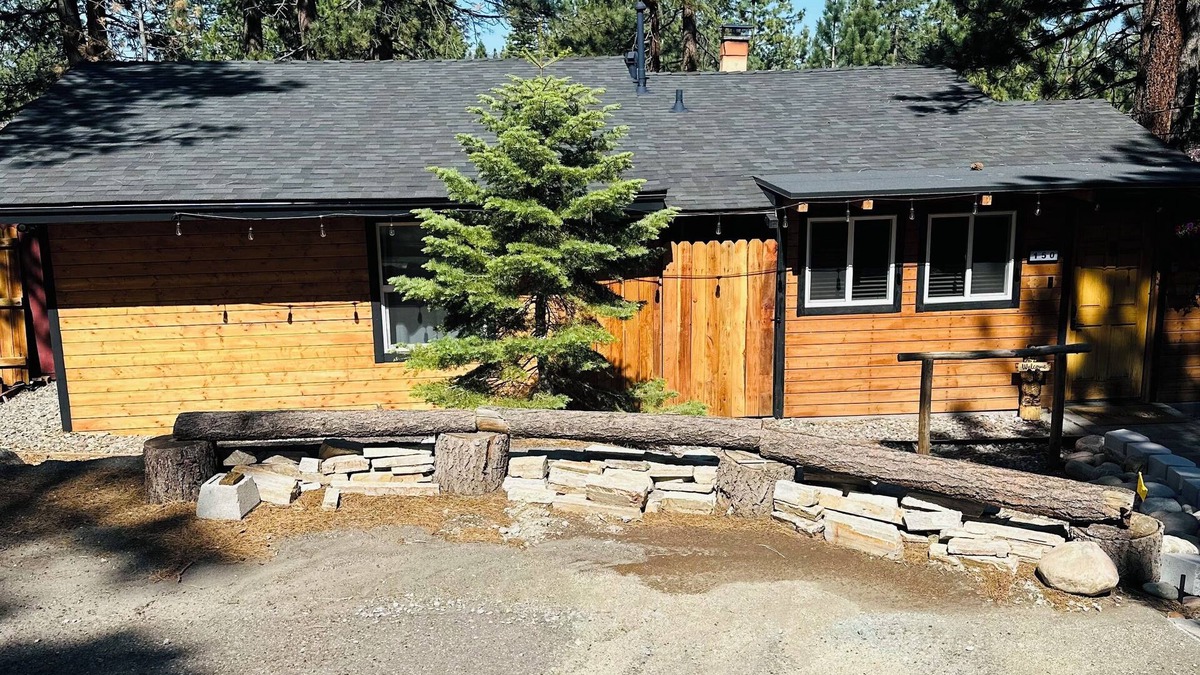 Lower Kingsbury House | Woodland Escape | Cozy Kingsbury Cabin w/Hot Tub & Sauna | NVH0650