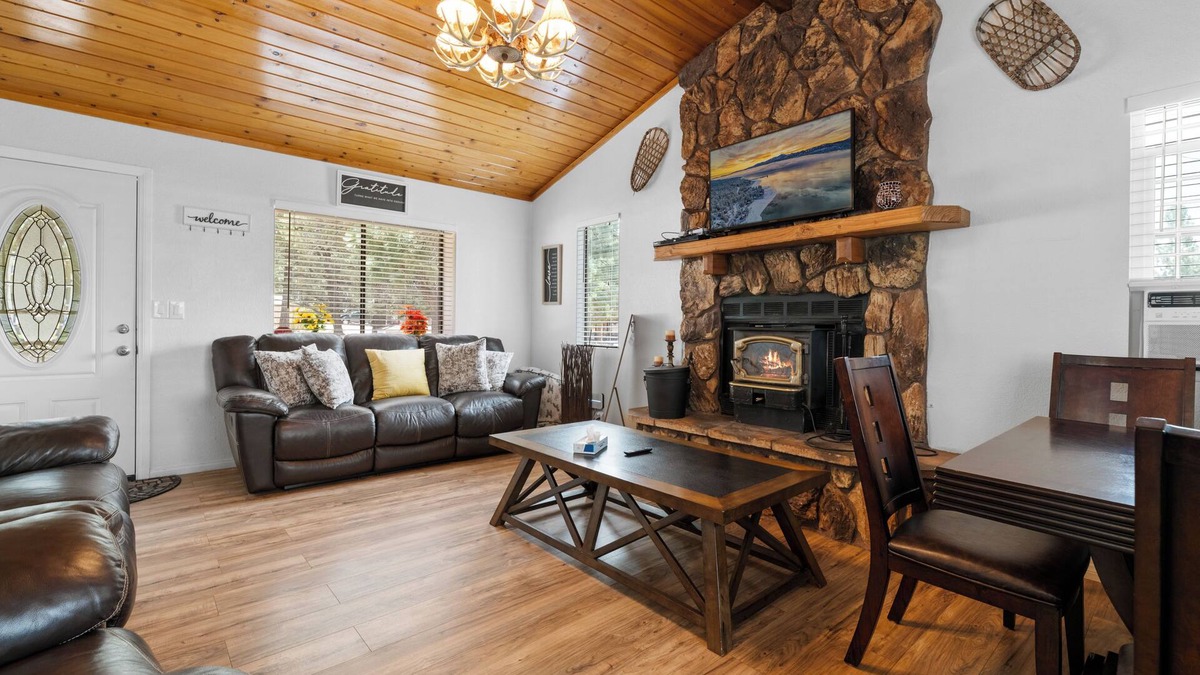 Woodlands Cabin | Woodland Escape - Quiet Area, Walk to Hiking & Park