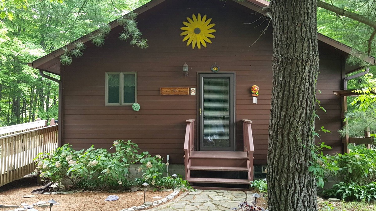 Naples House | Woodland Hideaway a Peaceful Finger Lakes 2 bedroom 1.5 bath home in Naples NY