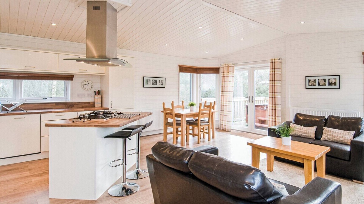 Woodham Walter Ski Chalet | Woodland Lodge that’s well equipped with one large double with en suite shower and one twin room.