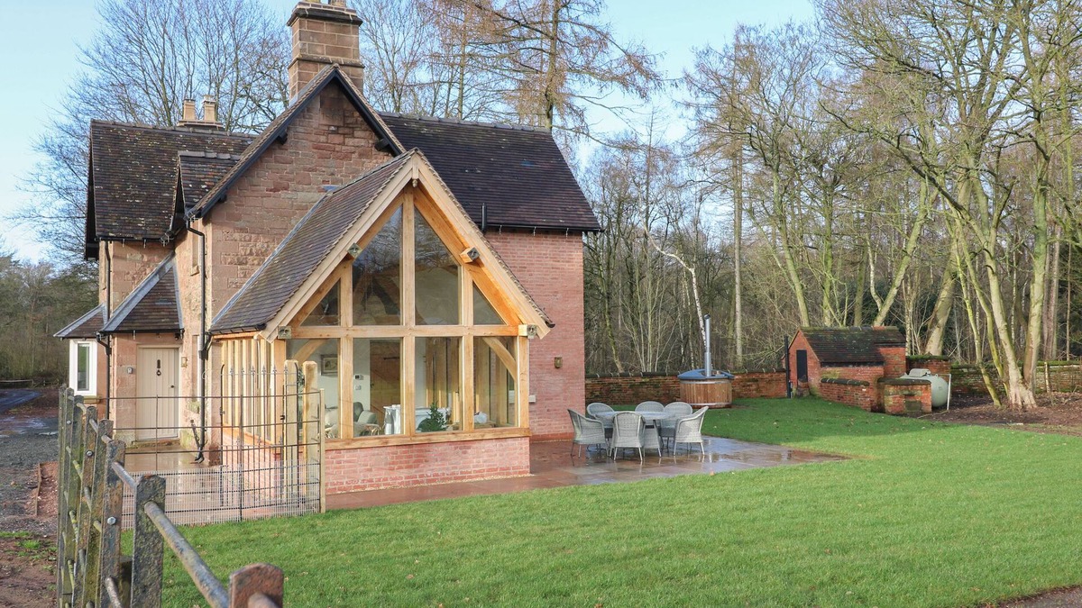 Pattingham Cottage | WOODLAND LODGE, pet friendly, character holiday cottage in Pattingham