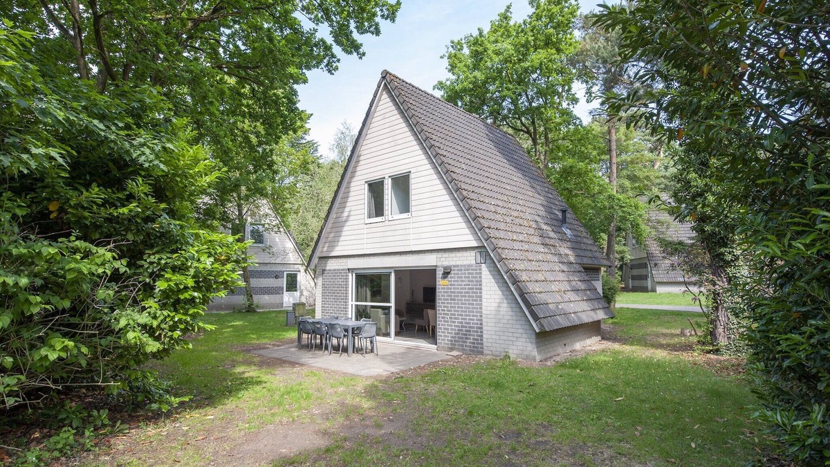 Municipality of Oosterhout House | Woodland Retreat near Breda