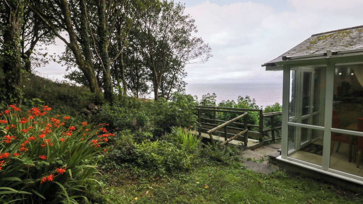 Cwrt Cottage | WOODLAND ROOST, family friendly, with a garden in Barmouth