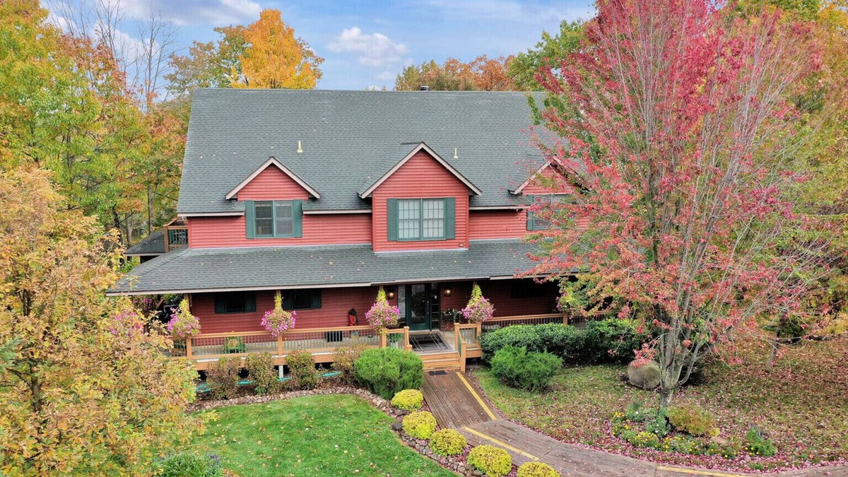 Markville House | Woodland Trails Lodge on 130 acres with ponds and miles of private trails