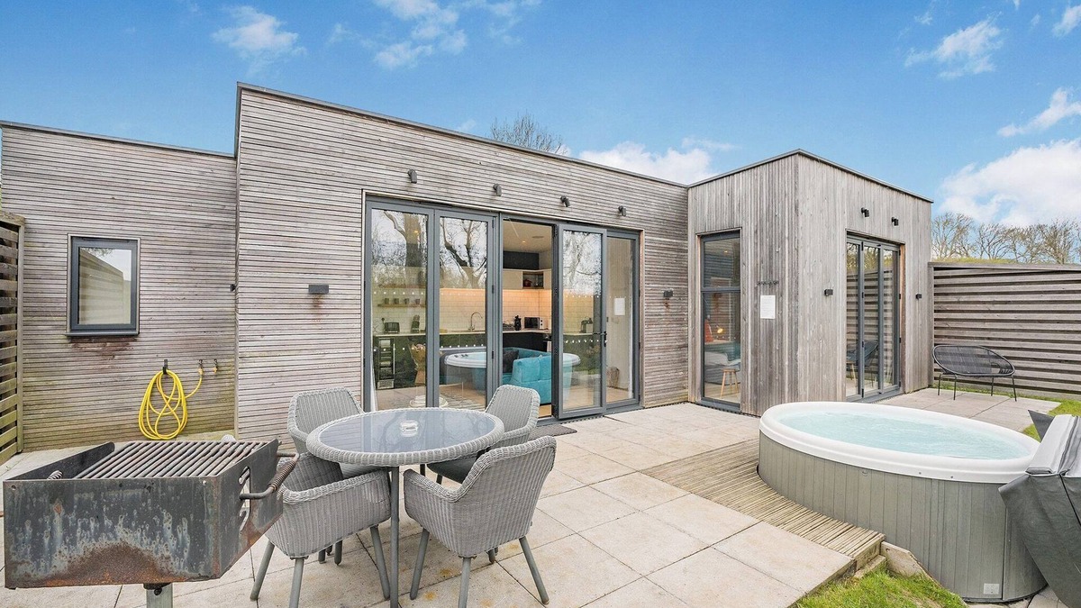Lewes Ski Chalet | Woodland View Retreat (Pet)