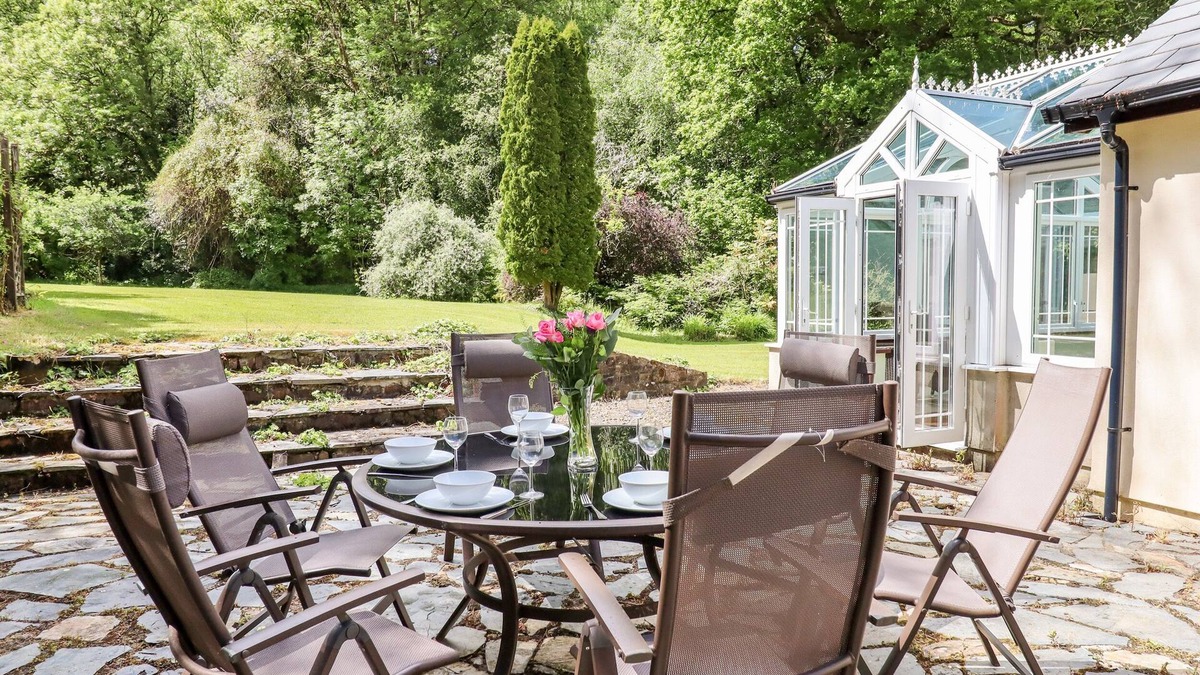 Okehampton Cottage | WOODLANDS, family friendly, with open fire in Northlew