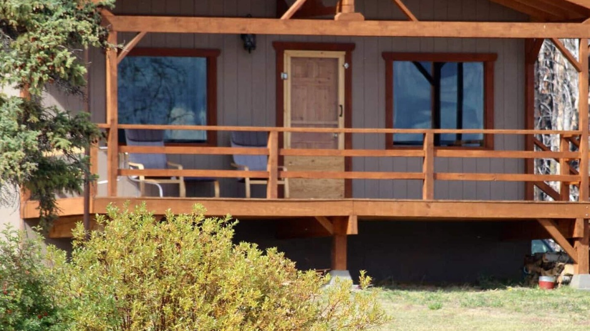 Chilanko Forks House | Woodlands Fishin Resort - Bear Cabin on Beautiful Puntzi Lake