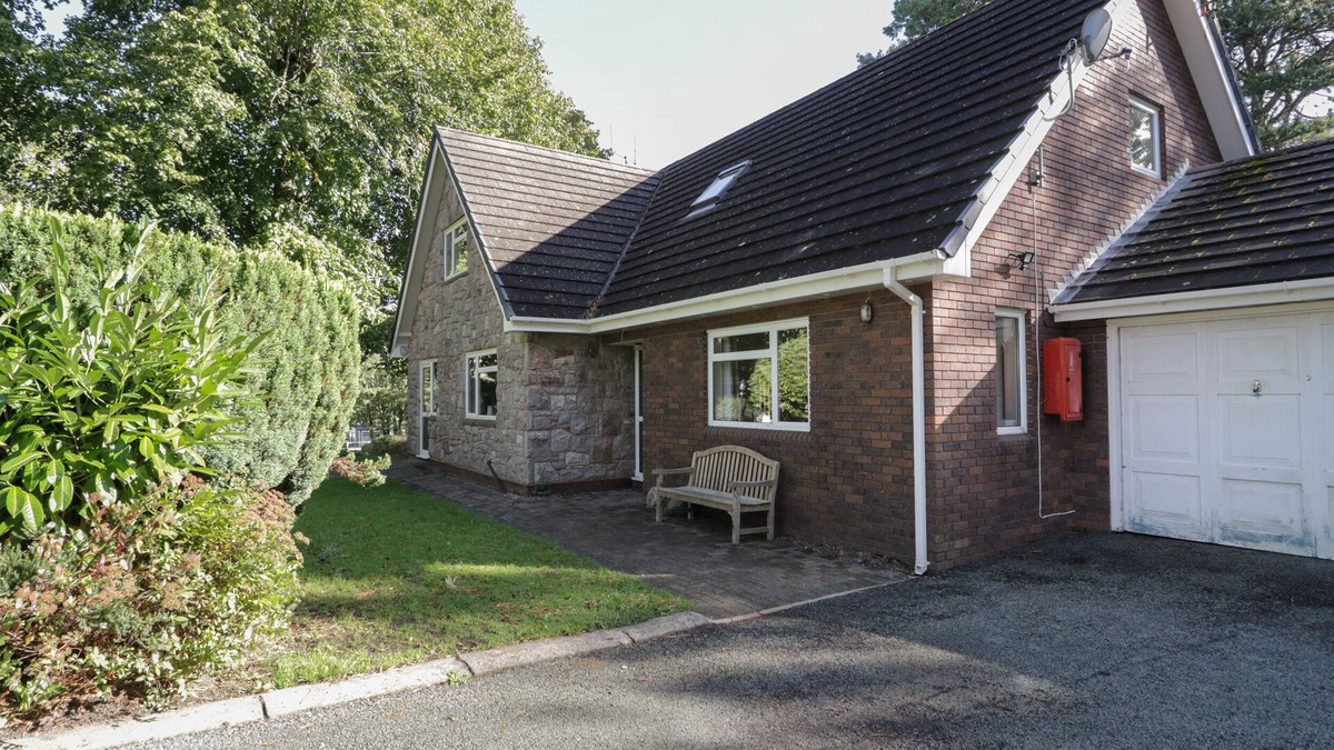 Ruthin Cottage | WOODLANDS RETREAT, pet friendly, with hot tub in Ruthin