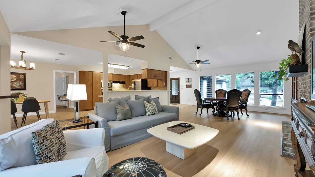 Grogan's Mill House | Woodlands Towncenter Home with Screened In Pool