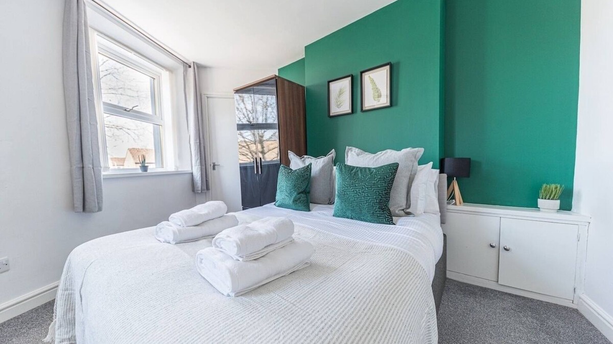 Egremont House | Woodman House- 7 Bed House