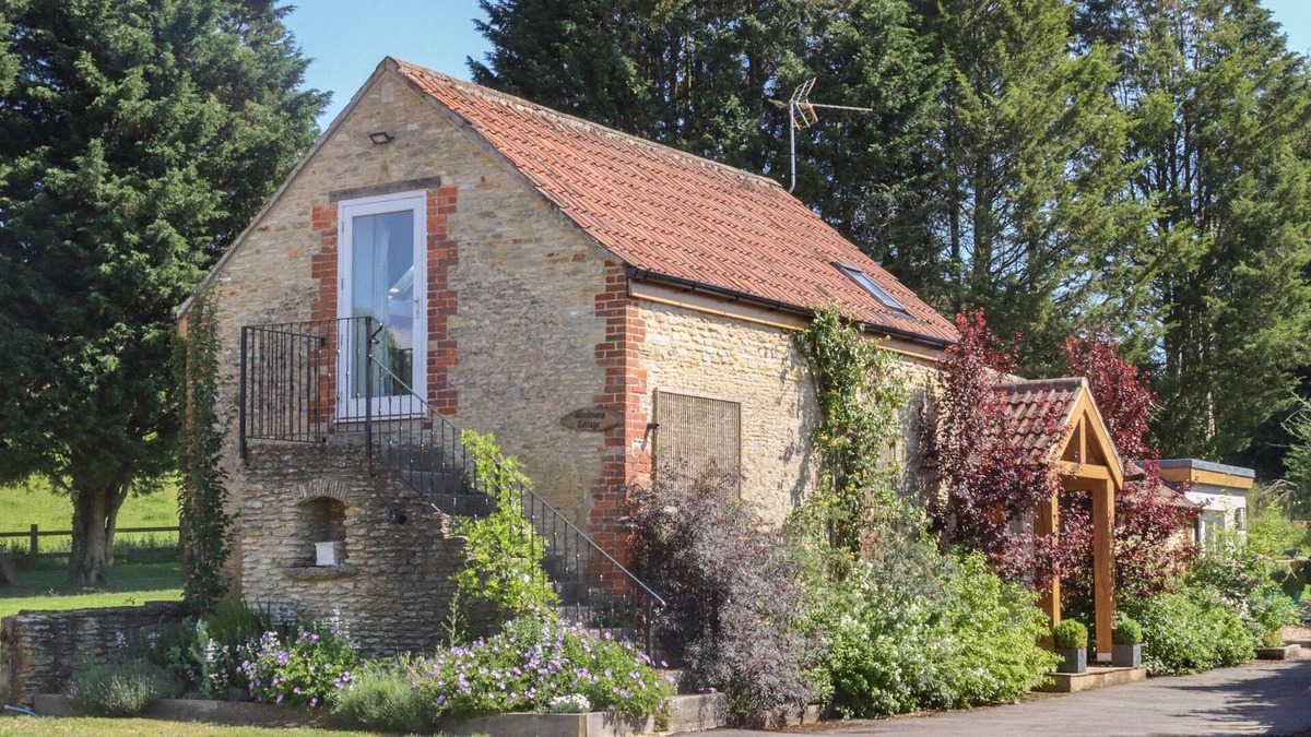 Chippenham Cottage | WOODMANS COTTAGE @ NABLES FARM, with open fire in Upper Seagry