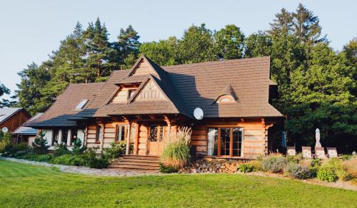 Bydlino Villa | Woodorf drewnem usłane - dom z jacuzzi nad rzeką Słupią wśród pól i lasów z chatą grillową, ogniskiem i placami zabaw dla dzieci