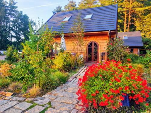 Bydlino House | Woodorf drewnem usłane - domki z bala nad rzeką Słupią wśród pól i lasów z chatą grillową, ogniskiem i placami zabaw dla dzieci -Royal Red House z jacuzzi i ogrodzonym extra ogródkiem dla piesków, Royal Green House - bez jacuzzi