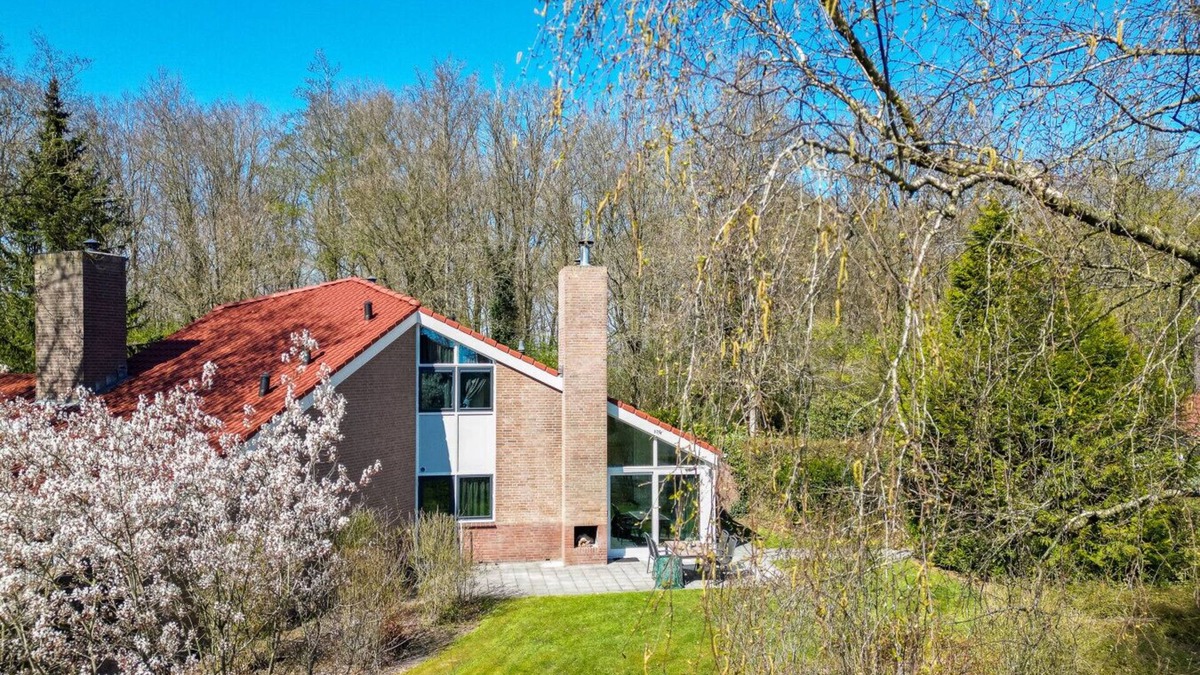 Zwiggelte House | Woodpecker I Modern Bungalow near the Forest