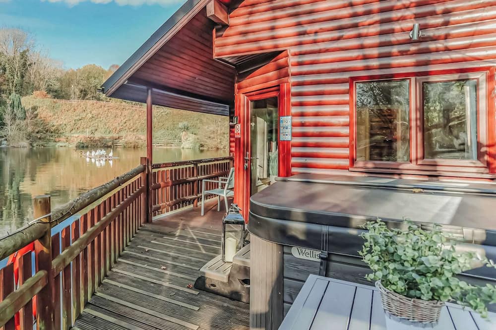 Caerwys Ski Chalet | Woodpecker Lakeside Lodge