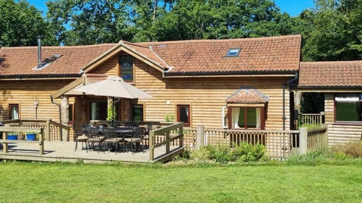 Brayford Cabin | Woodpecker Lodge, a secluded log cabin in beautiful north Devon