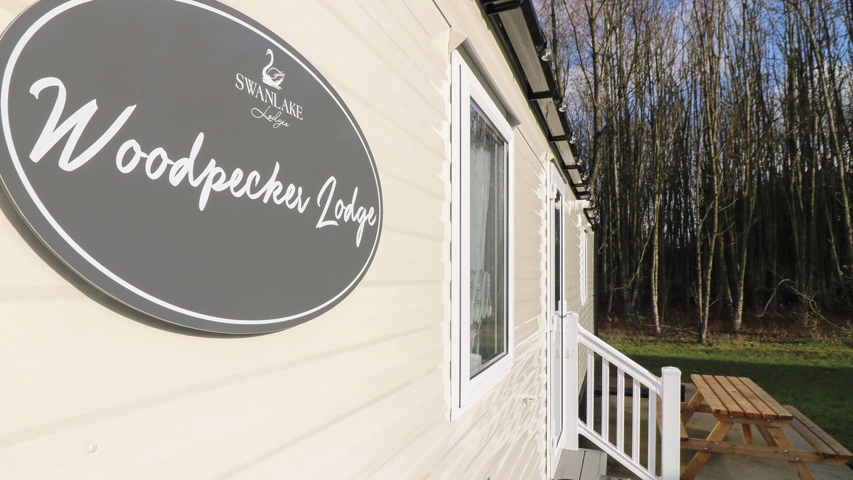 Swannington Cottage | WOODPECKER LODGE, family friendly, with hot tub in Coalville