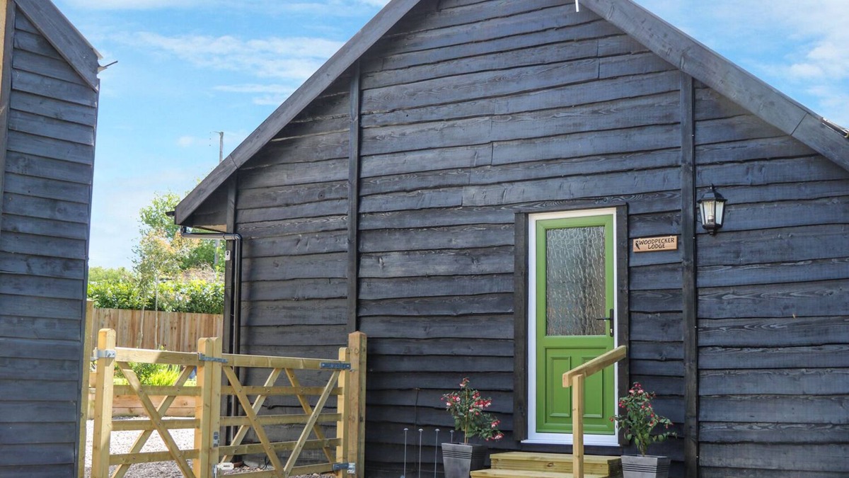 Langport Cottage | WOODPECKER LODGE, pet friendly, character holiday cottage in Langport