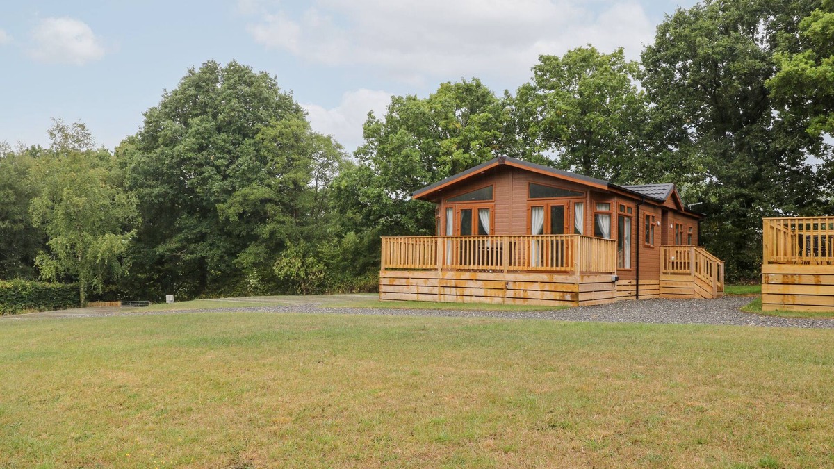 Black Torrington Cottage | WOODPECKER LODGE, pet friendly in Sheepwash