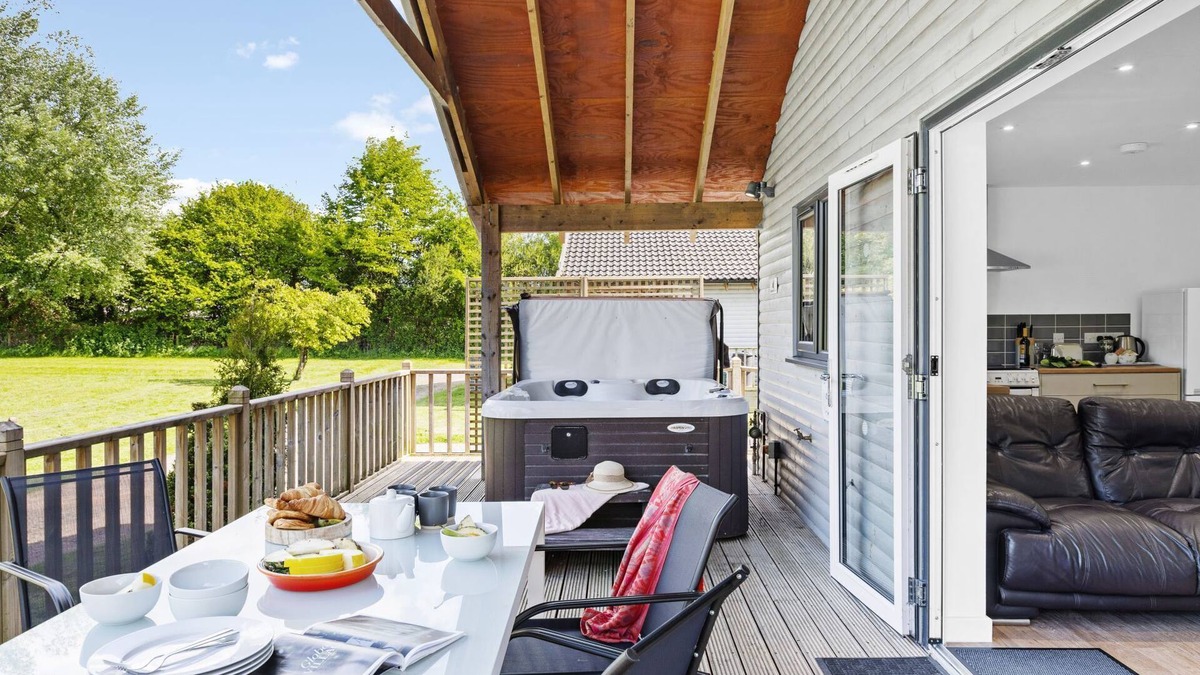 Somerton Cabin | Woodpecker Lodge, Redlake Farm