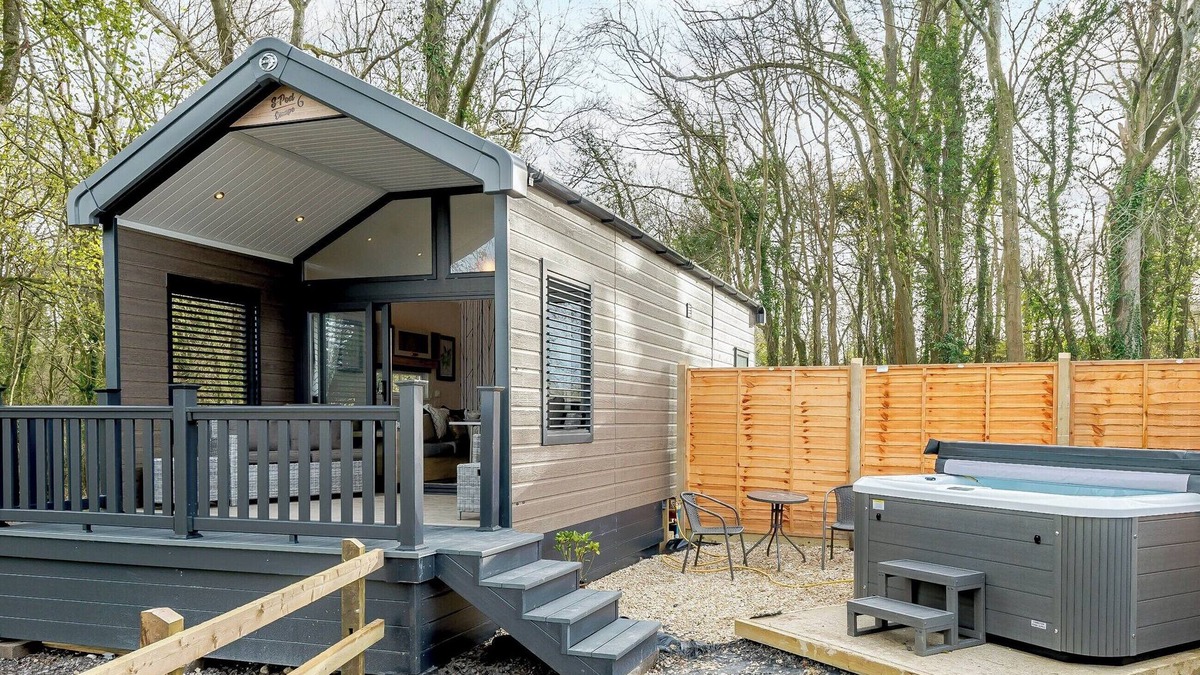Alderbury Cottage | Woodpecker Lodge-UKC5156