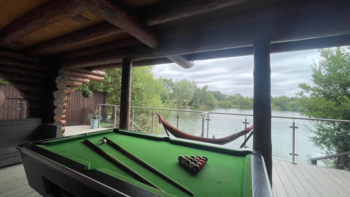 Tattershall Cabin | Woodpecker two storey log cabin with a pizza oven,bbq,hot tub, pool table, fishing peg@tattershall