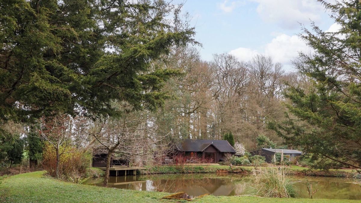 Willand Cottage | WOODPECKERS, character holiday cottage, with hot tub in Willand