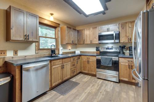 Woodruff House | Woodruff Home with Lake Access and Pier, Near Town!