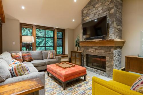 Village North House | Woods Chalet | Large 5-Bed Townhome Near Blackcomb Base w/Hot Tub & Woodburning Fireplace