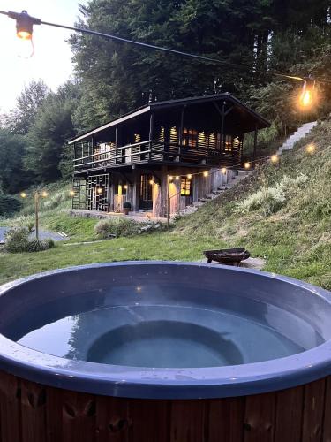 Maboge Ski Chalet | Woods-hottub & AC