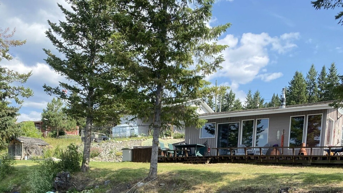 Cariboo Chilcotin Coast Cottage | Woods Waterside Cottage on Chimney Lake
