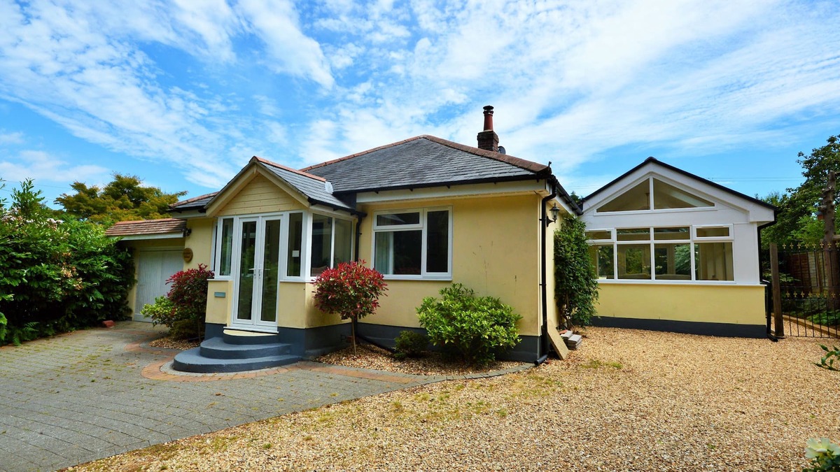 Godshill Cottage | Woodside Cottage - a house that sleeps 6 guests in 3 bedrooms
