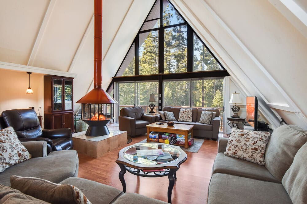 McKinney Estates House | Woodside Hideout | Hop Away from Activities