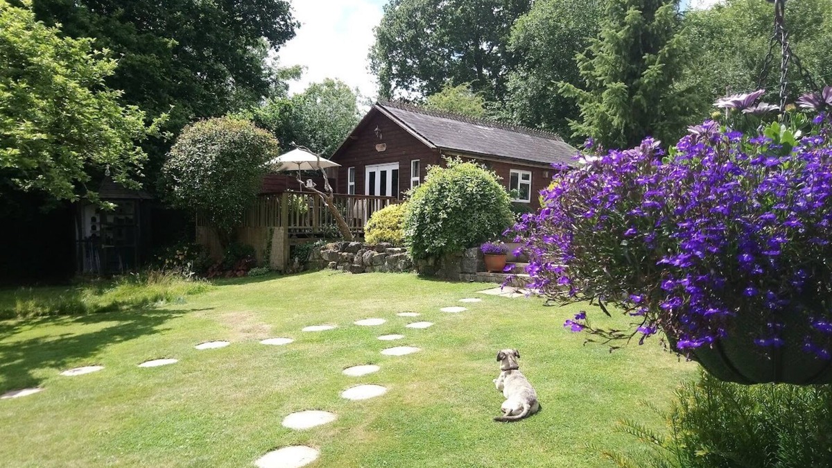 Ryde Cabin | 'Woodside Lodge' with private indoor pool. Secluded location, near to Ryde town.