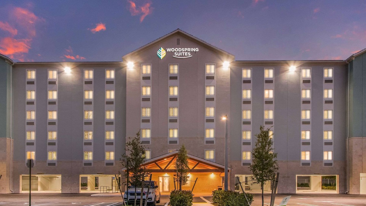 Ludlam Hotel | WoodSpring Suites Doral Miami Airport