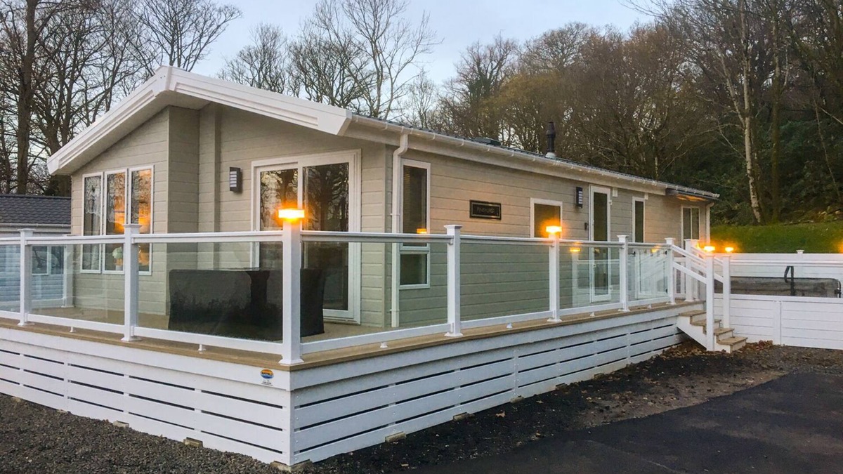 Wemyss Bay Cottage | WOODSTOCK LODGE, family friendly, with hot tub in Wemyss Bay