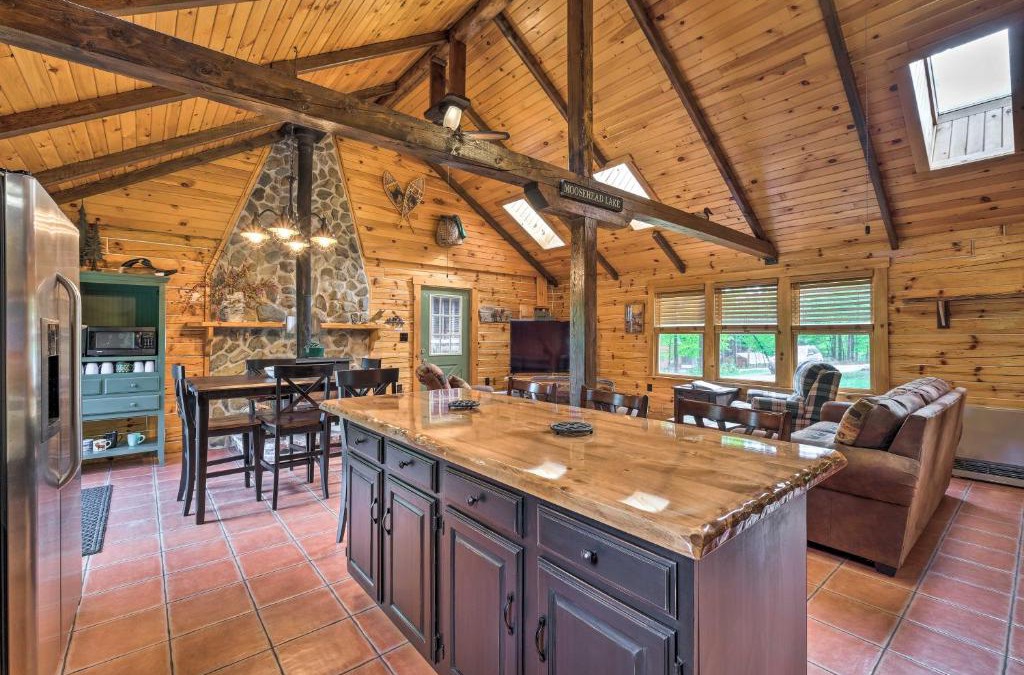 Beaver Cove House | Woodsy Beaver Cove Cabin with Deck and Fire Pit!