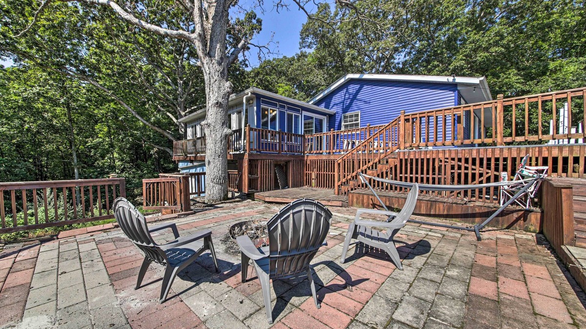 Shelbyville House | Woodsy Home w/View, 1 Mi to Lake Shelbyville