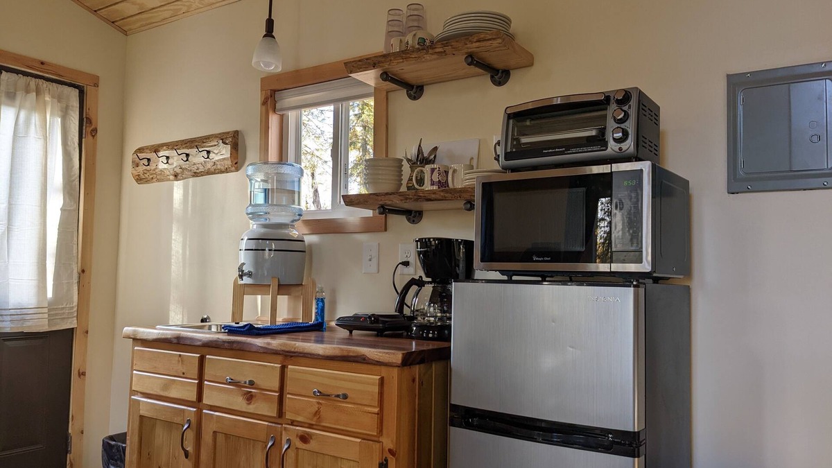 South Range Cabin | Woodsy Personal Retreat Cabin - "Quietude"