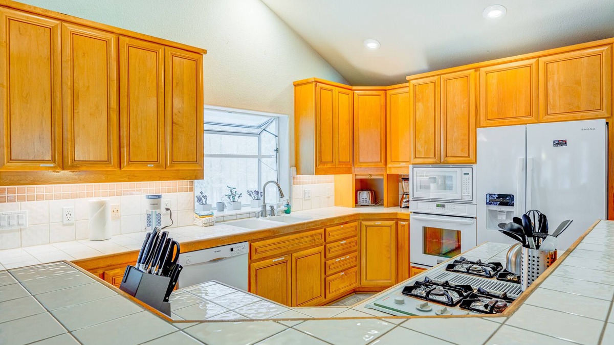 Montgomery Estates House | Woodsy retreat with deck, fireplace, AC, & washer/dryer - downtown SLT/airport