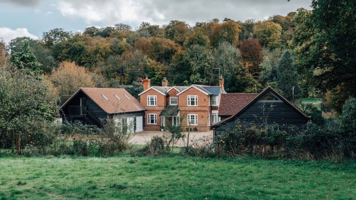 Henley House | Woodvale - Sleeps 20