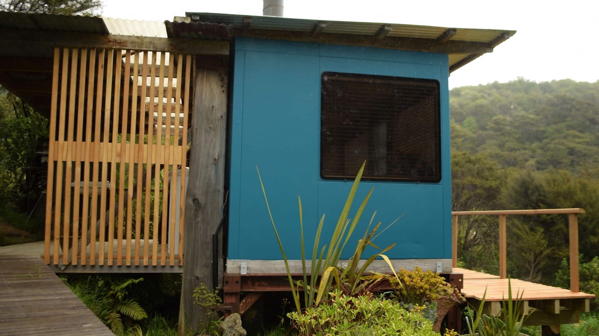Tata Beach Cabin | Woody Mamaku Retreat . Eco stay close to sea and nature.