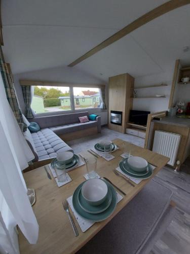 Knaresborough Apartment | Woofles Luxury Caravan at Knaresborough Lido