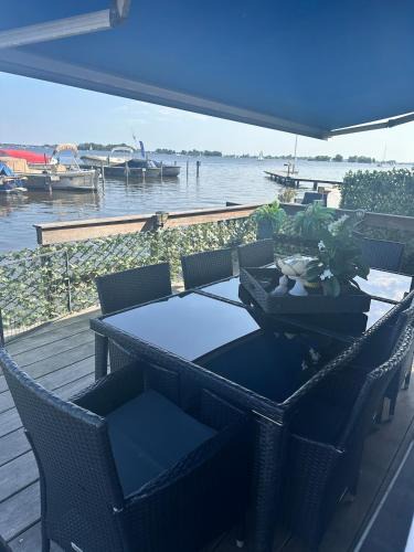 Oud-Loosdrecht Boat Rental | woonboot de dobber loosdrechtse plassen 6-8 personen