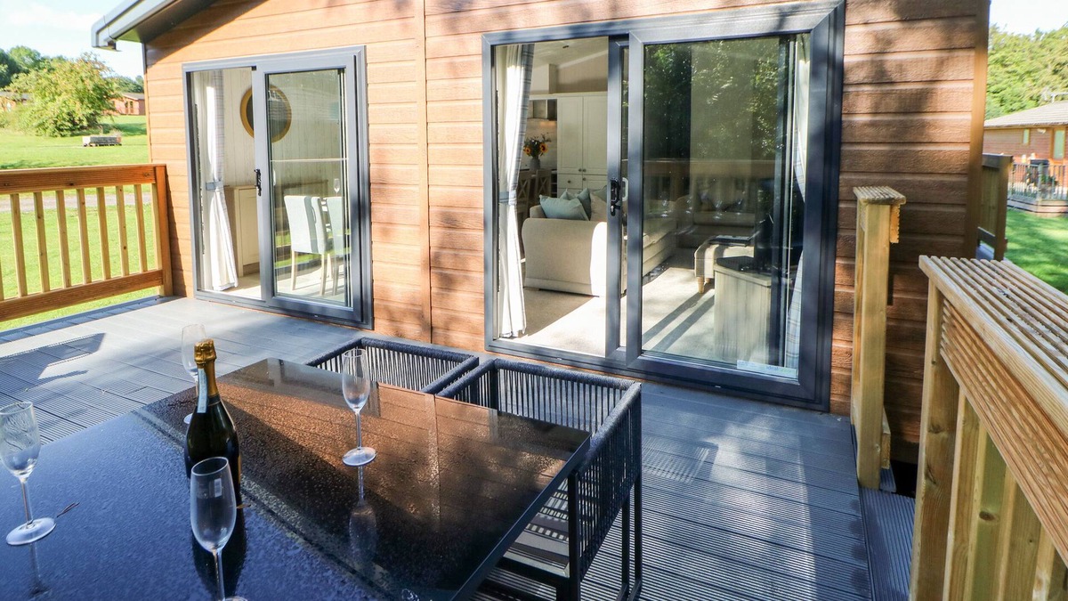 Kiplin Cabin | WORCESTERSHIRE, family friendly, with hot tub in Scorton, Richmond