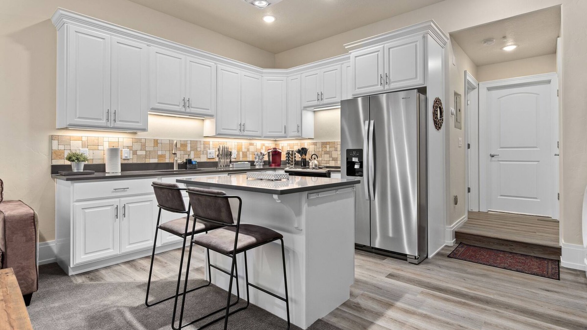 Central Business District Apartment | Work Here! King Bed, 400+ Mbps WiFi, BYU