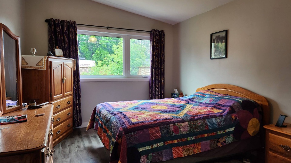 Gimli House | Work & Play in Gimli – Office space, Fibre Internet, Full Kitchen, Lake Walks