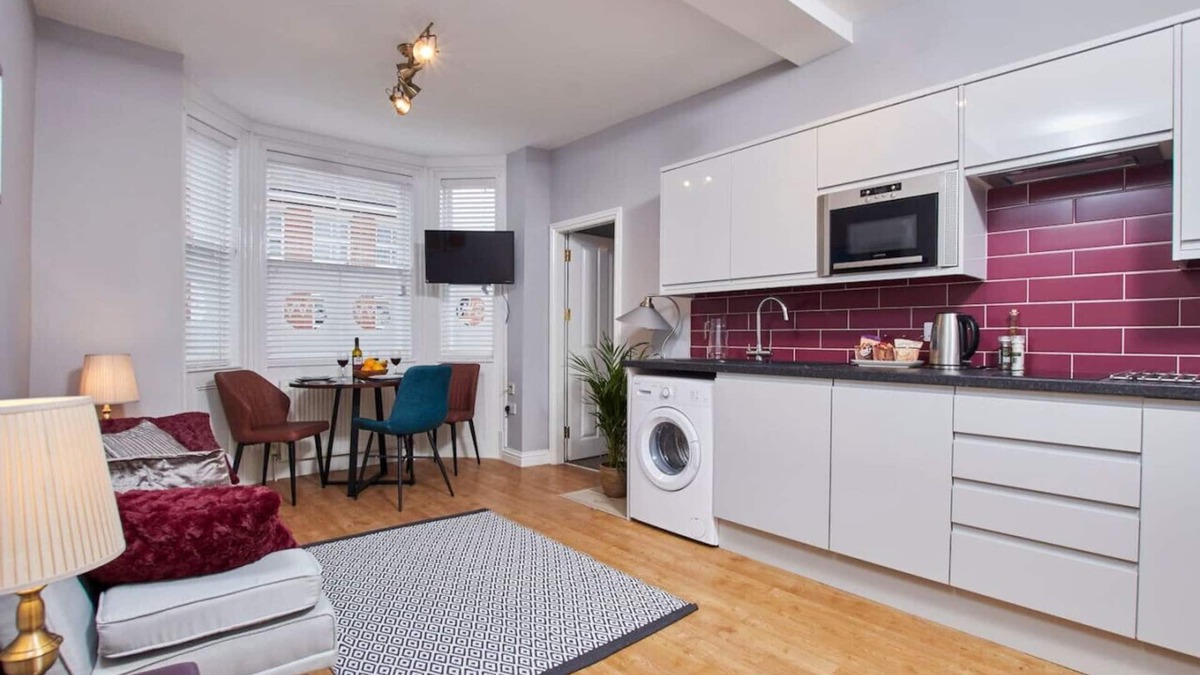Castle Donington Apartment | Work-Ready Stay: Gym Pass, Fast Wifi, Near EMA